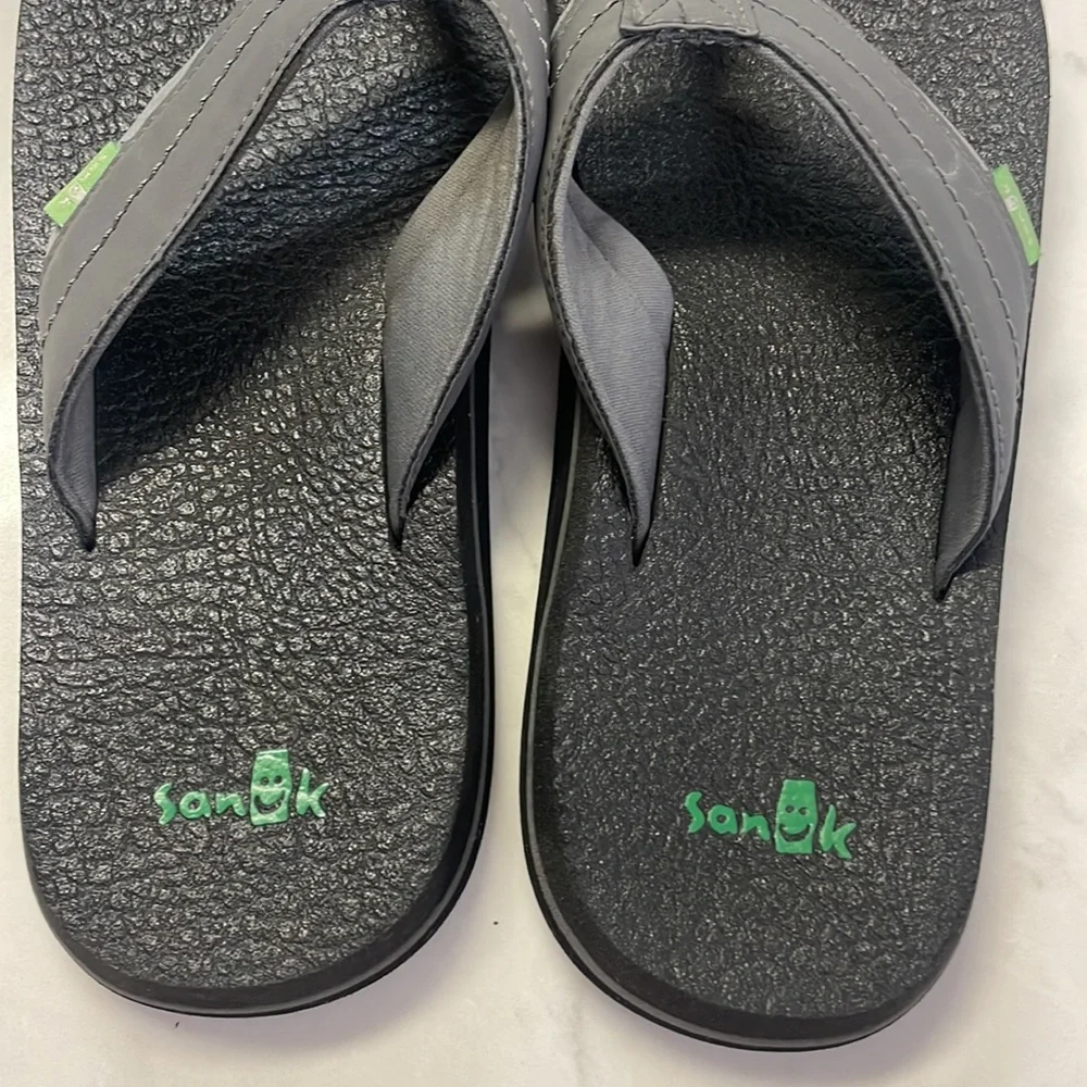 Sanuk Men’s Gray Flip Flops Size 8